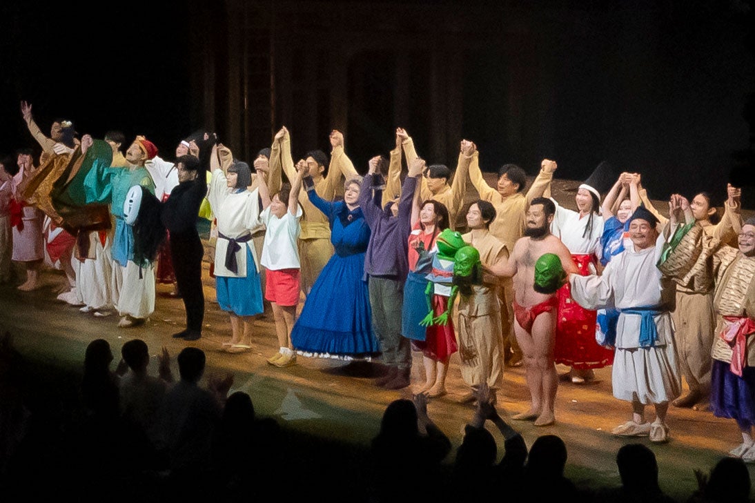 川栄李奈ら／舞台「千と千尋の神隠し」ソウル公演カーテンコールより（提供写真）