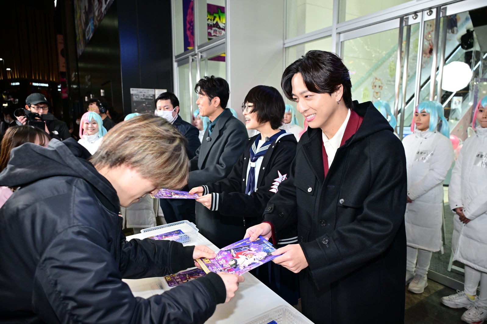 「迷宮のしおり」チラシ配りの様子（C）「迷宮のしおり」製作委員会