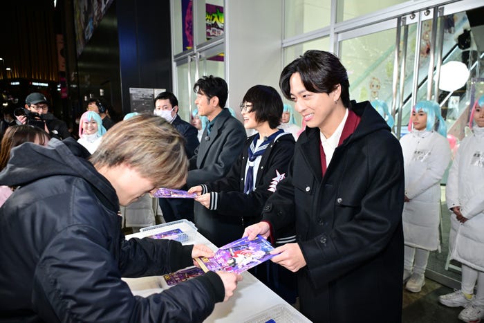 「迷宮のしおり」チラシ配りの様子(C)「迷宮のしおり」製作委員会