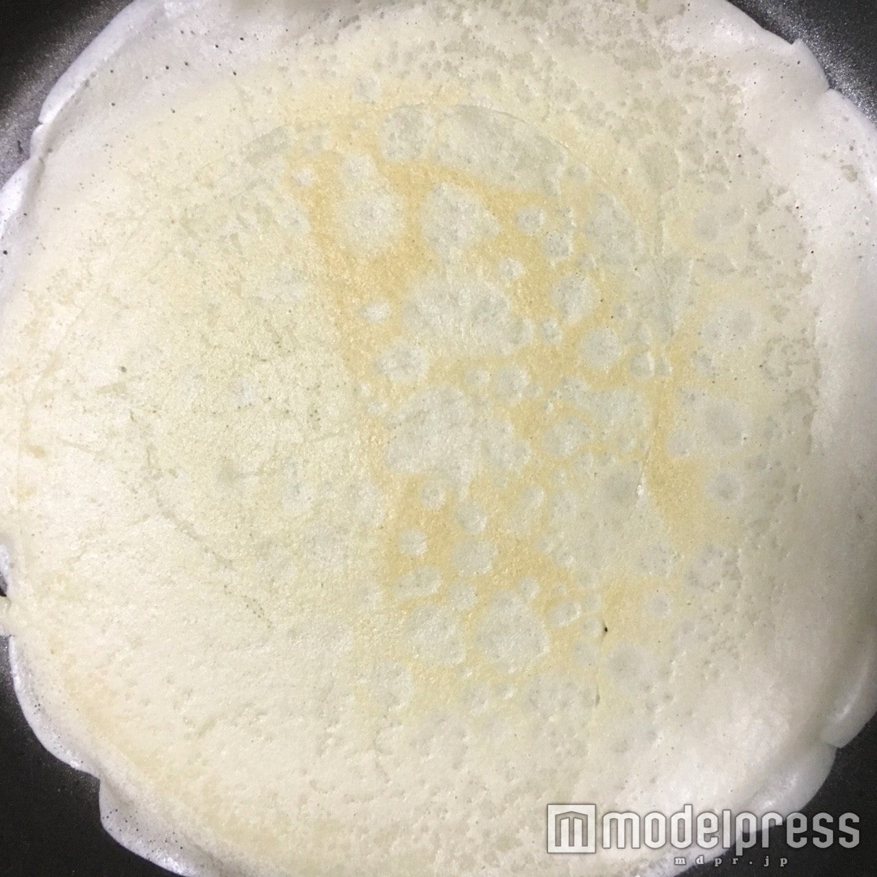 薄くクレープ生地を焼いていきましょう／画像提供：柏原歩