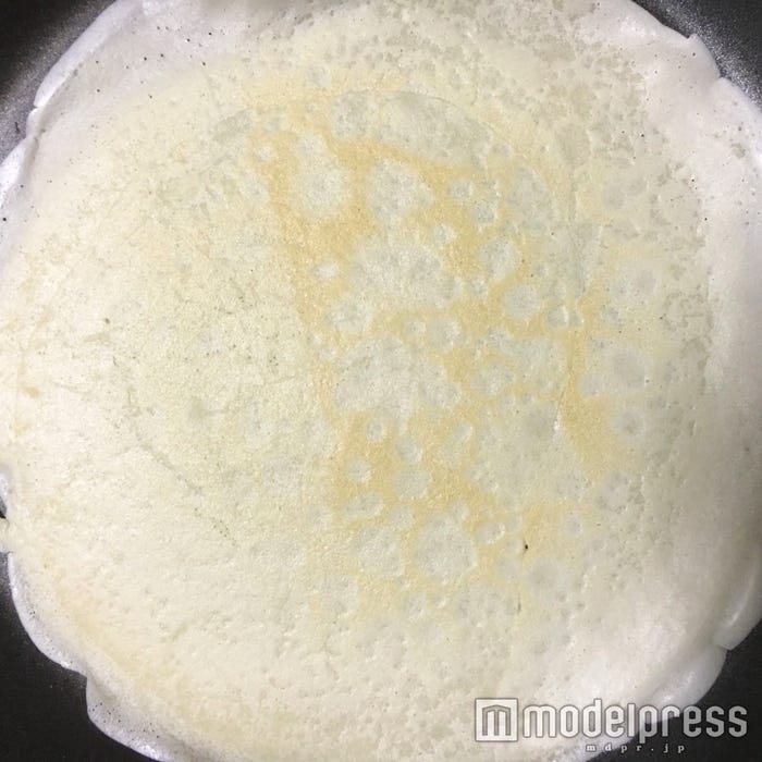 薄くクレープ生地を焼いていきましょう/画像提供:柏原歩