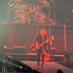 Violet UKのステージにて(ギターを弾きながらYOSHIKIがランウェイ先端に向かう)