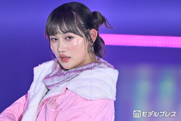 元アンジュルム佐々木莉佳子、ツインお団子が可愛い ピンクファッションで魅せる【GirlsAward 2024AW】