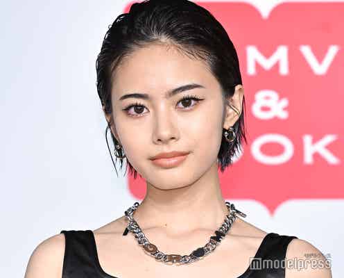 「御上先生」で話題・安斉星来、大胆スリットから美脚全開「セクシー」「スタイル抜群」の声