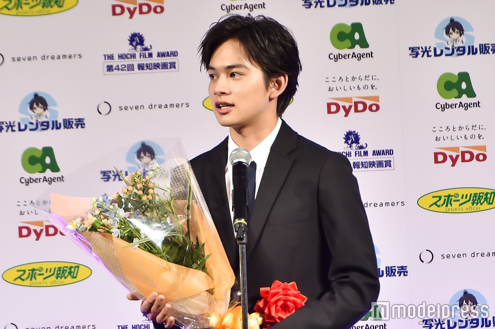 北村匠海「考えてたことも吹っ飛んだ」サプライズゲストに驚きと喜び＜第42回報知映画賞＞