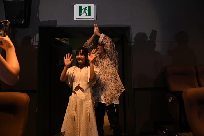 笑顔で降壇する宮崎優、佐藤健「グラスハート体感上映会」/Netflixシリーズ「グラスハート」 7月31日(木)よりNetflixにて世界独占配信(提供写真)