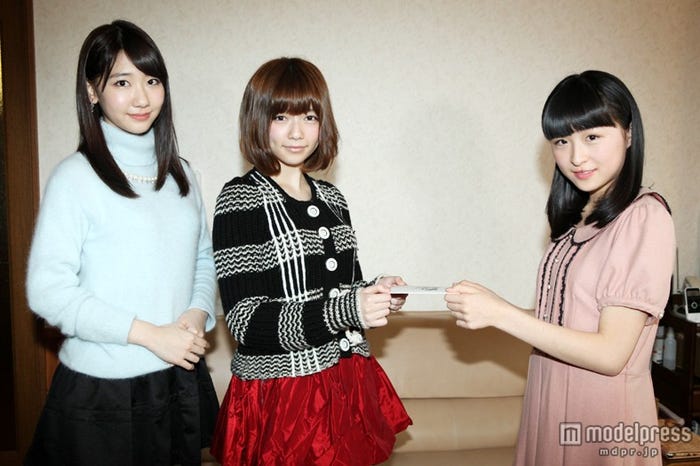 左から:柏木由紀、島崎遥香、川本紗矢(C)AKS