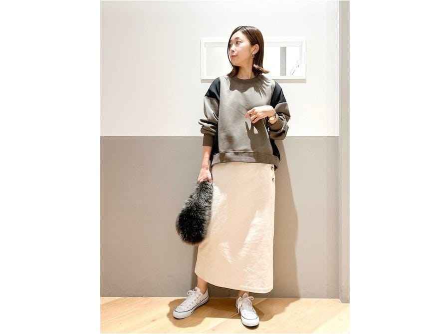 存在感のある洋服や小物も、白スニーカーならスムーズにまとめてくれます　出典：WEAR