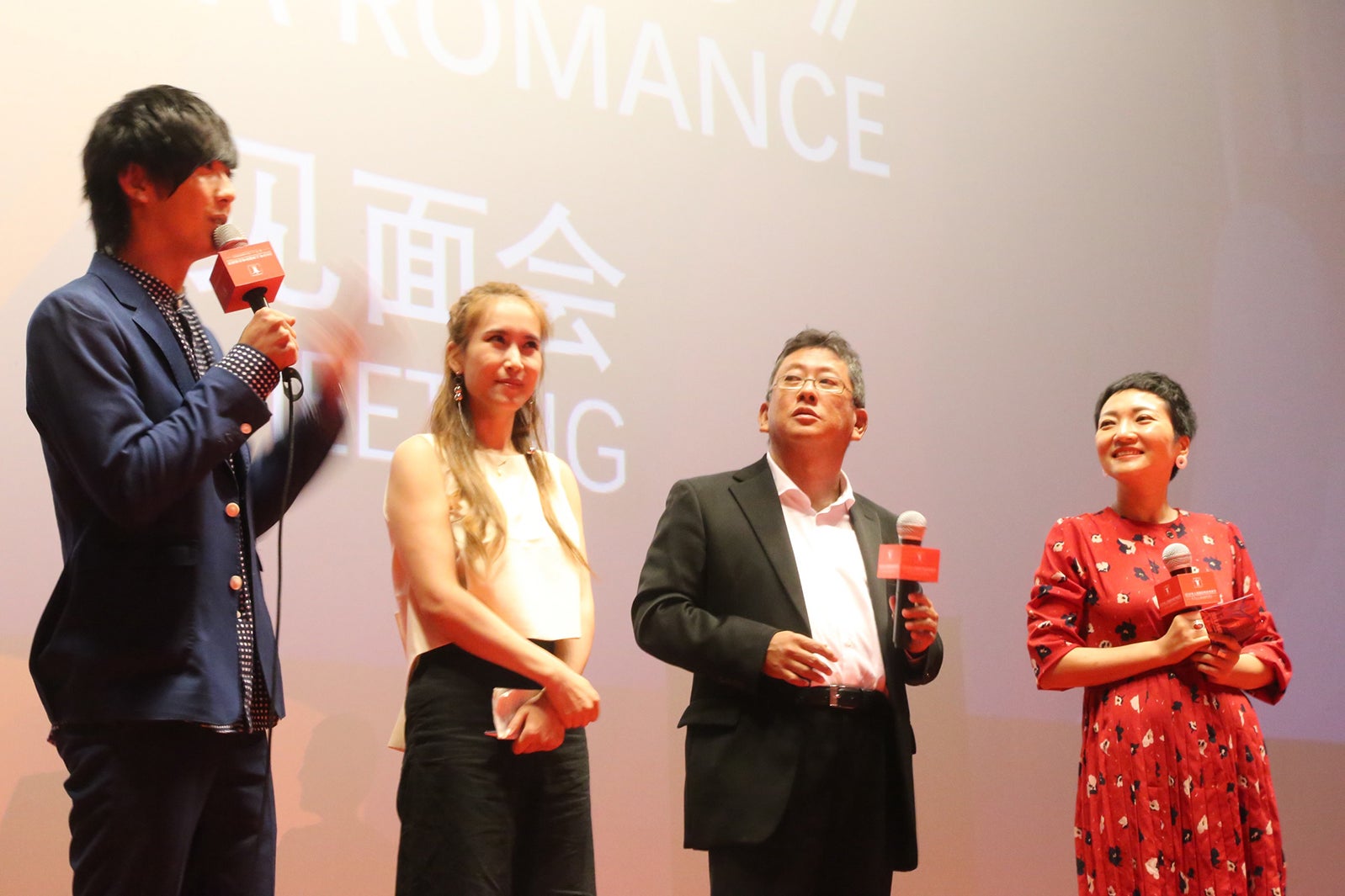 舞台挨拶の様子  （C）2018「キスできる餃子」製作委員会