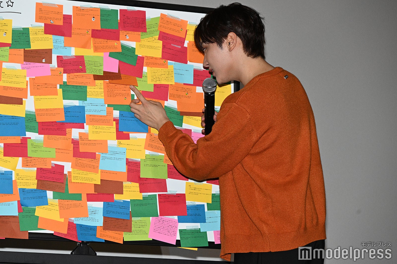 懸命にファンからの質問を選ぶSEUNGKWAN（C）モデルプレス