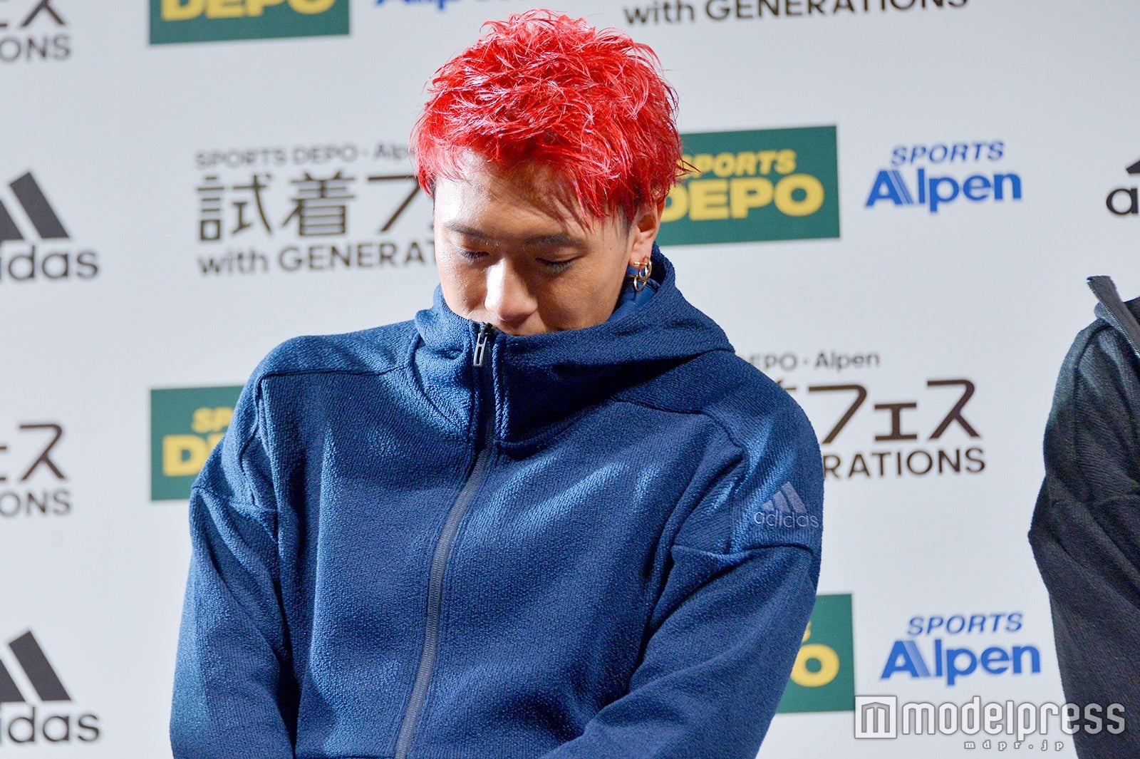 顎をうずめるゆうぴ （C）モデルプレス