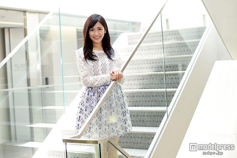 モデルプレスのインタビューに応じた渡辺麻友