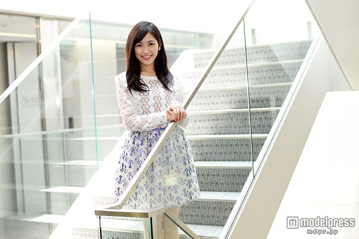 モデルプレスのインタビューに応じた渡辺麻友