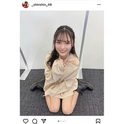 NMB48 新澤菜央、上目遣いの「あざとニット」姿に興味“しんしん”!