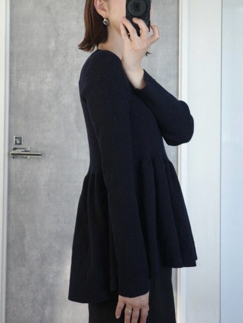 GUペプラムニットプルオーバー GUペプラムニットプルオーバーの横からの丈感