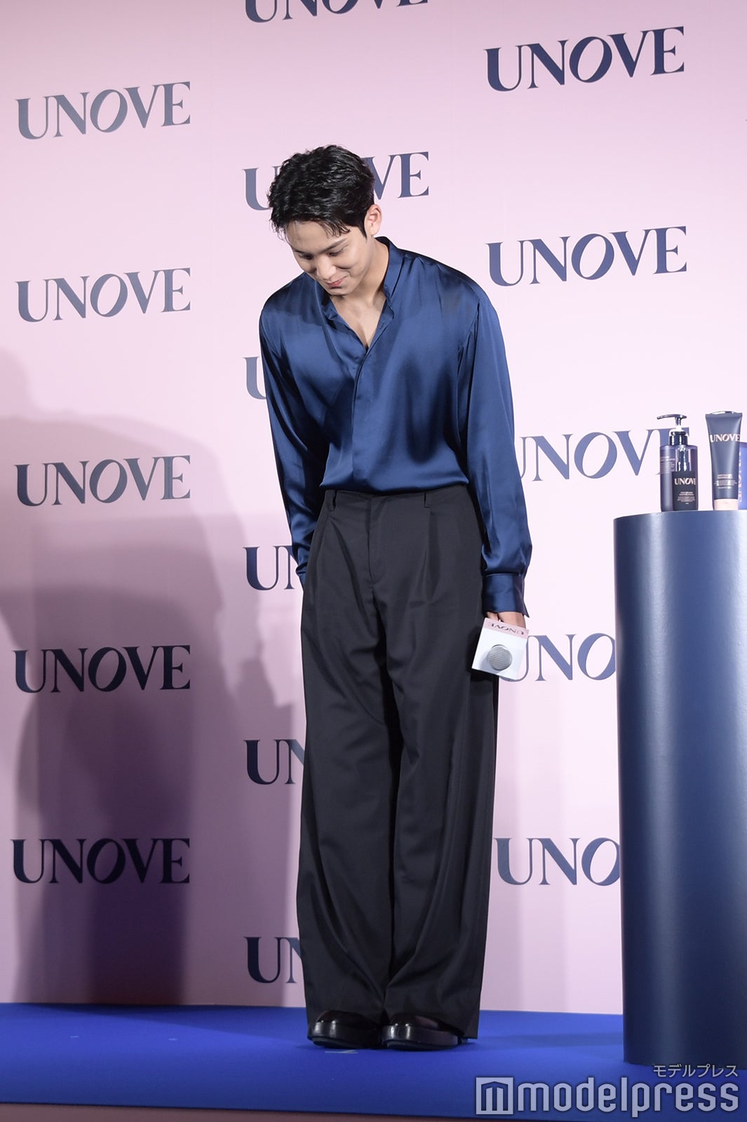 センターでも丁寧に礼するミンギュ（C）モデルプレス