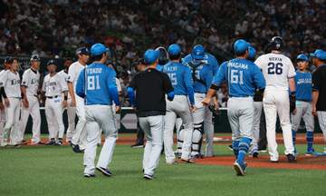 日本ハム 一触即発の事態でスッと間に入った助っ人 伊藤大海を守ろうとする姿に「さらに大好きになった」「安心感凄い」「来年もいてもらわにゃ」ファン注目のワンシーン