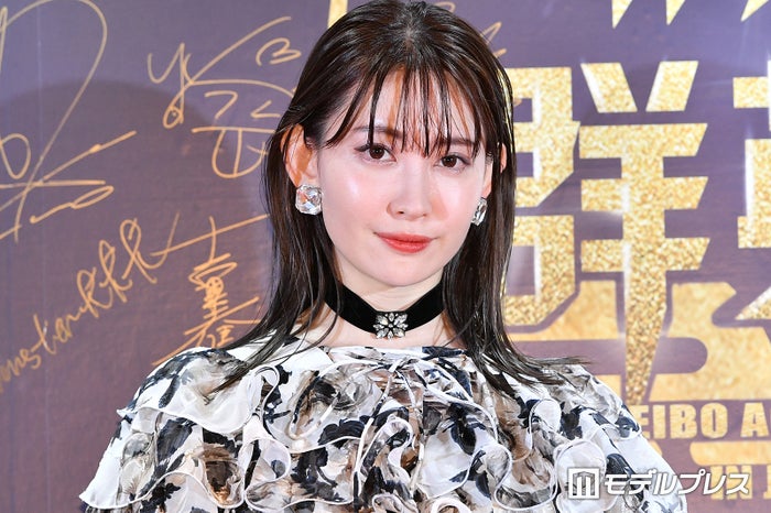 小嶋陽菜、ミニキャミ姿で美脚際立つ “妖精”のようなオフショットに反響「可愛すぎる」「スタイル抜群」