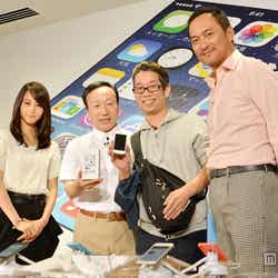 左から:堀北真希、NTTドコモ代表取締役社長・加藤薫氏、最初の購入者・サトウヒデノリさん、渡辺謙/「ドコモショップ丸の内店」(東京都千代田区)