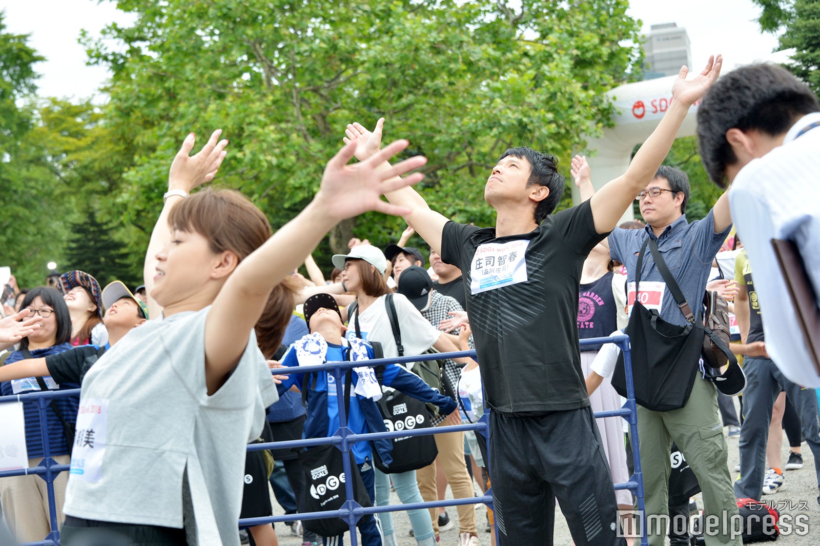 スタート前にラジオ体操（C）モデルプレス