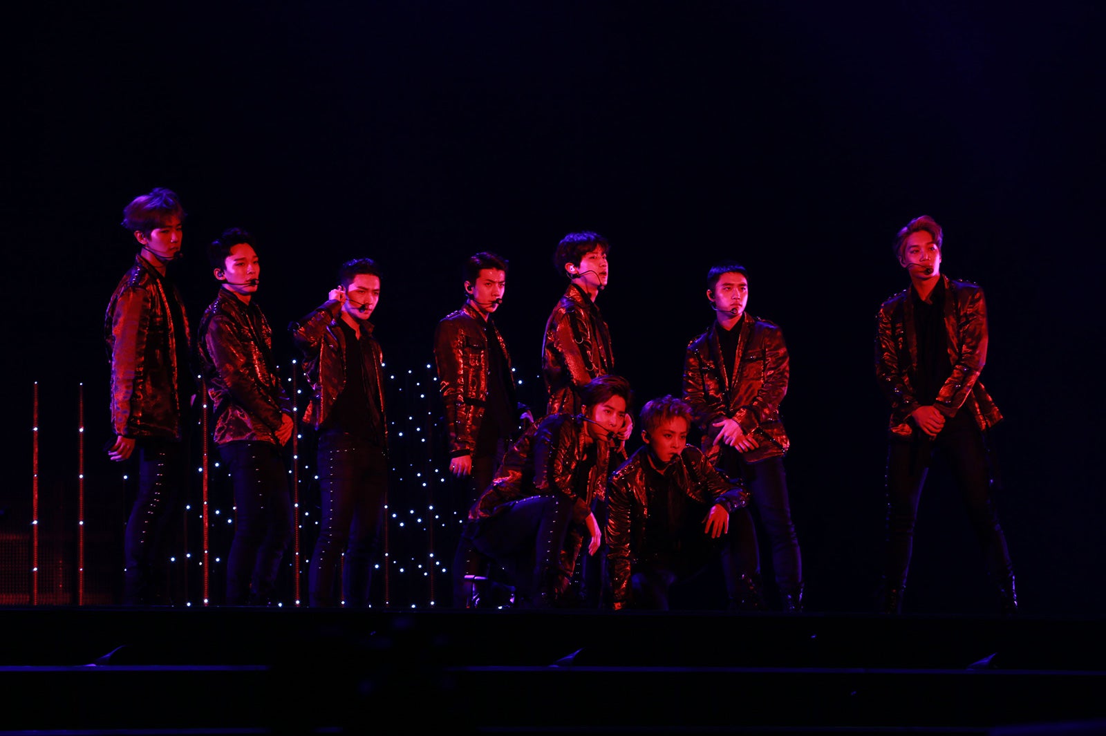 （後列左から）ベクヒョン、チェン、レイ、セフン、チャンヨル、ディオ、カイ（前列左から）スホ、シウミン