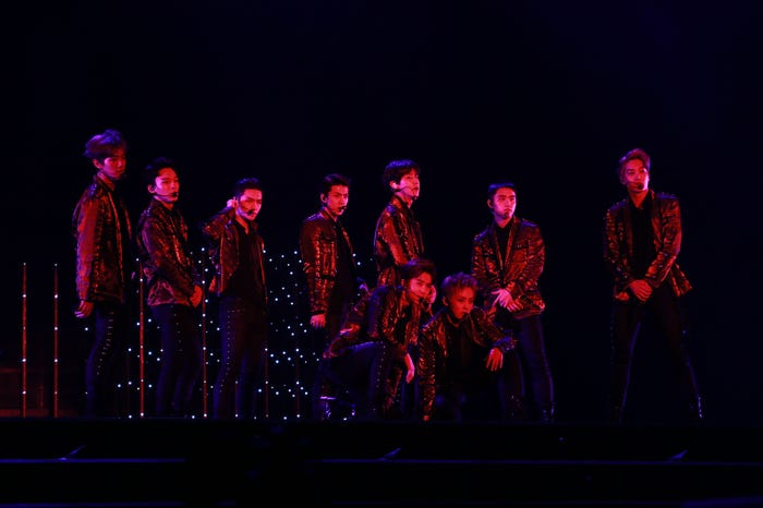 (後列左から)ベクヒョン、チェン、レイ、セフン、チャンヨル、ディオ、カイ(前列左から)スホ、シウミン