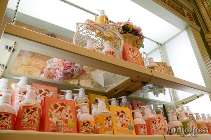 香水やボディケア用品が並ぶ/「ラ・プティート・パフュームリー」