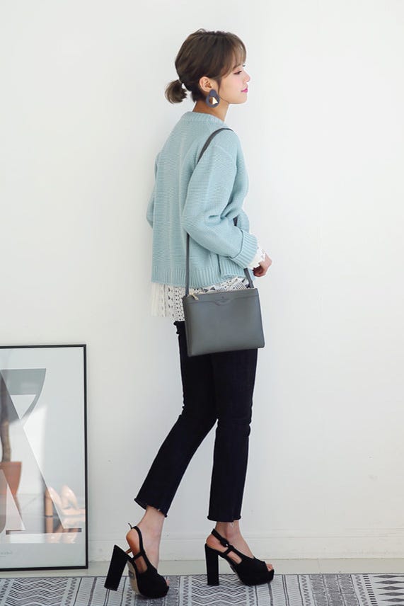 フレイドフレアヘムレースパターンブラウス「DHOLIC」4,968円 (税込)/画像提供:DHOLIC