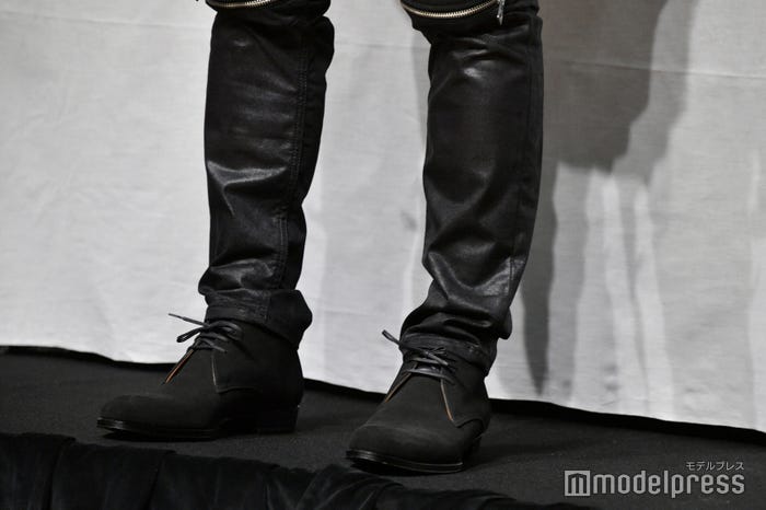 手越祐也の足元 (C)モデルプレス