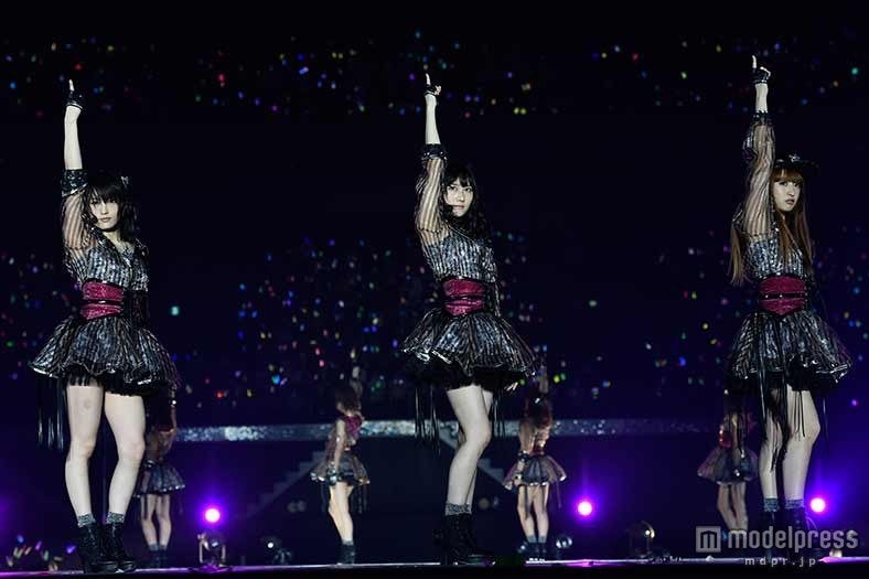 ライブの様子（C）AKS