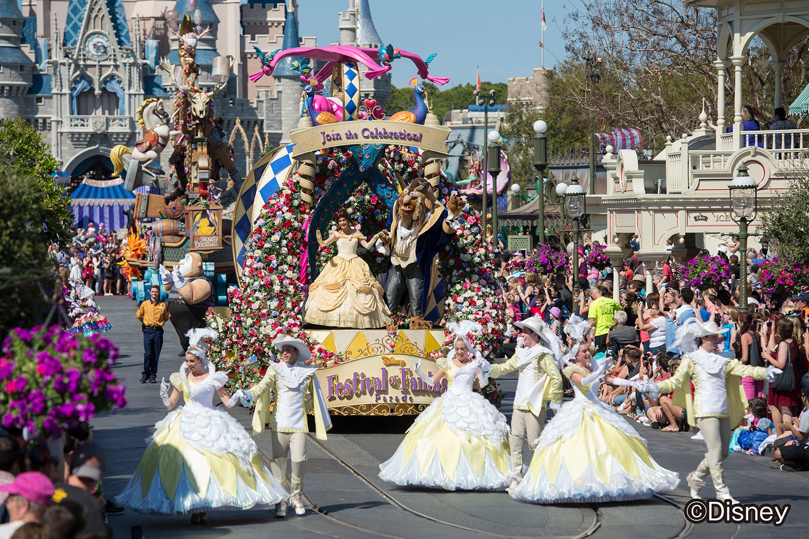 人気プリンセスたちが大集合「ファンタジー・パレード」（C）Disney