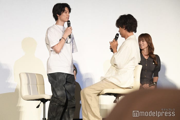 1年ぶりの共演で「背は今ねこんな感じです」と伝える萩原利久、成田凌(C)モデルプレス