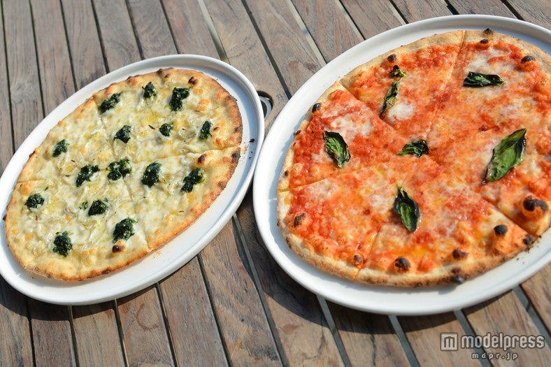 （左から）「シラスと青海苔」、「マルゲリータ」各￥1，500