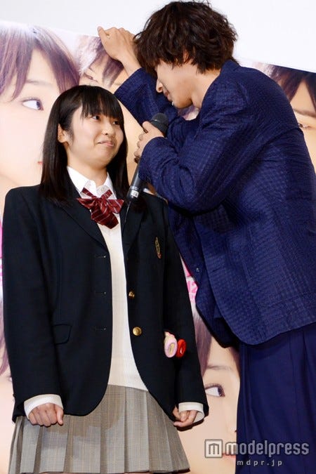 至近距離で見つめながら胸キュンセリフをささやく