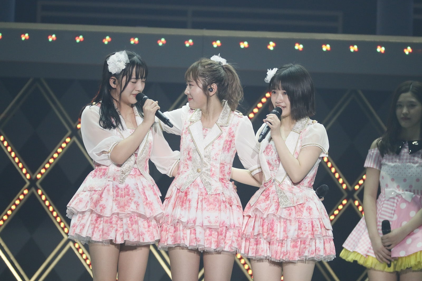 多田愛佳（中央） （C）AKS