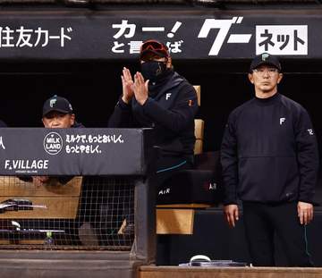 楽天・伊藤の誕生日を敵軍ベンチの新庄監督も拍手で祝福 間を取ってバースデーソング終了を待った日本ハム側に「いいですね」