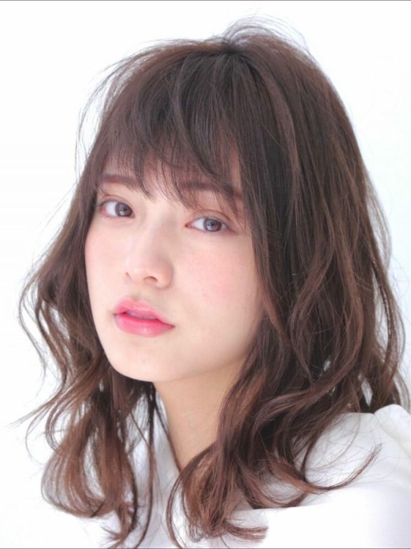 前下がりミディアムで大人らしい髪型に 21年は旬のスタイルで垢抜けよう モデルプレス 前下がりミディアムで大人らしい髪型に 21年は旬のスタイルで垢抜けよう モデルプレス