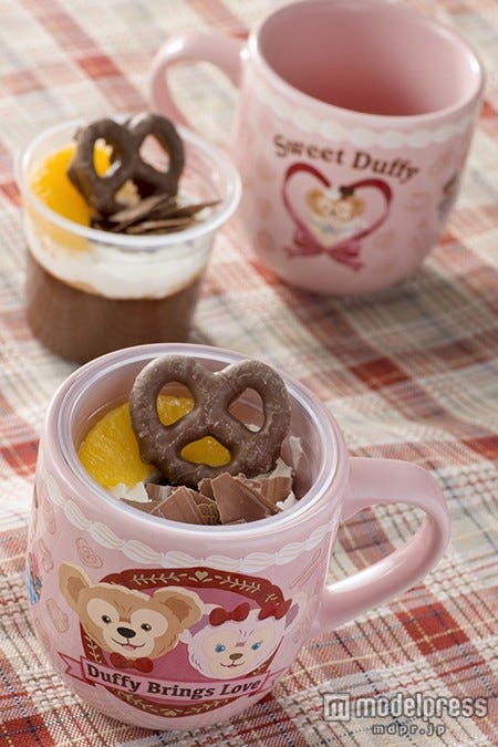 チョコレートプリン、スーベニアカップ付き¥880(C)Disney