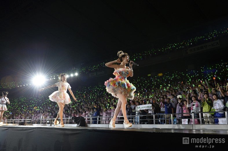 「大島優子卒業コンサート in 味の素スタジアム ～6月8日の降水確率56％（5月16日現在）、てるてる坊主は本当に効果があるのか？～」（C）AKS