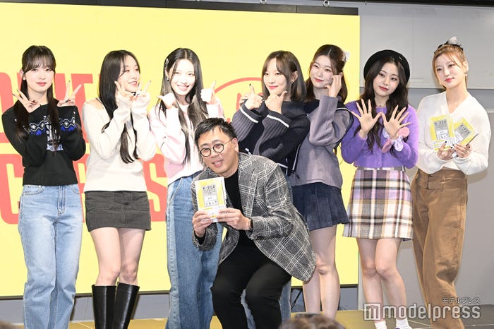 (中央)古家正亨(後列)Billlie/ハルナ、スヒョン、ハラム、ムン・スア、ツキ、SHEON、スシユン(C)モデルプレス