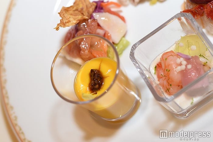 イエローベルペッパーのムース(C)モデルプレス