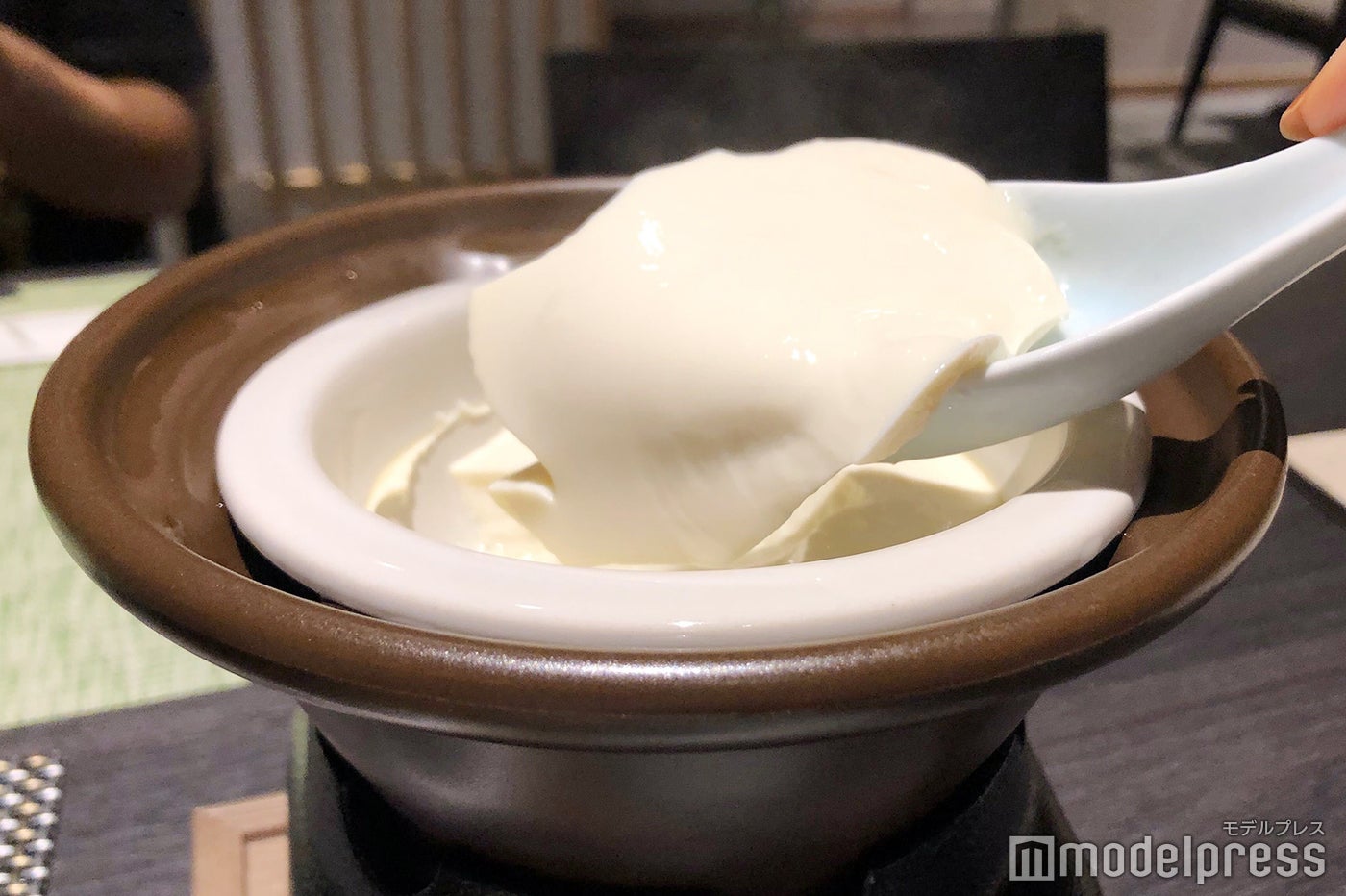 にがりと豆乳を混ぜて自ら仕上げる出来立て豆腐（C）モデルプレス