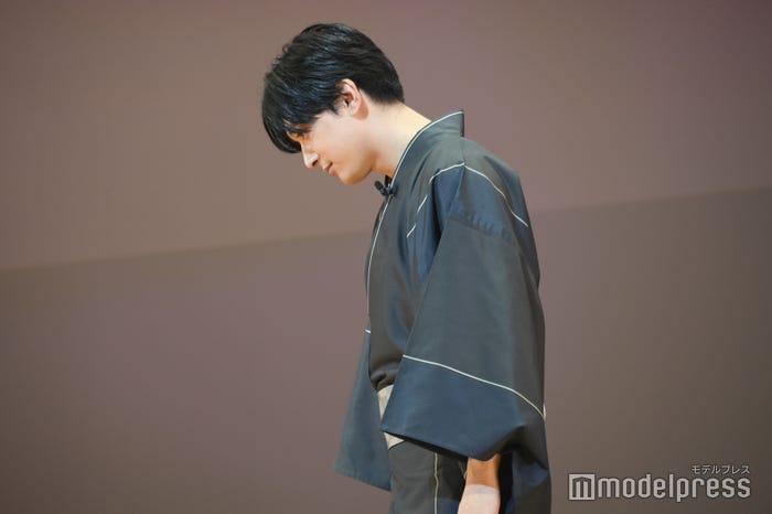 様々な角度の吉沢亮を見せる吉沢亮(C)モデルプレス