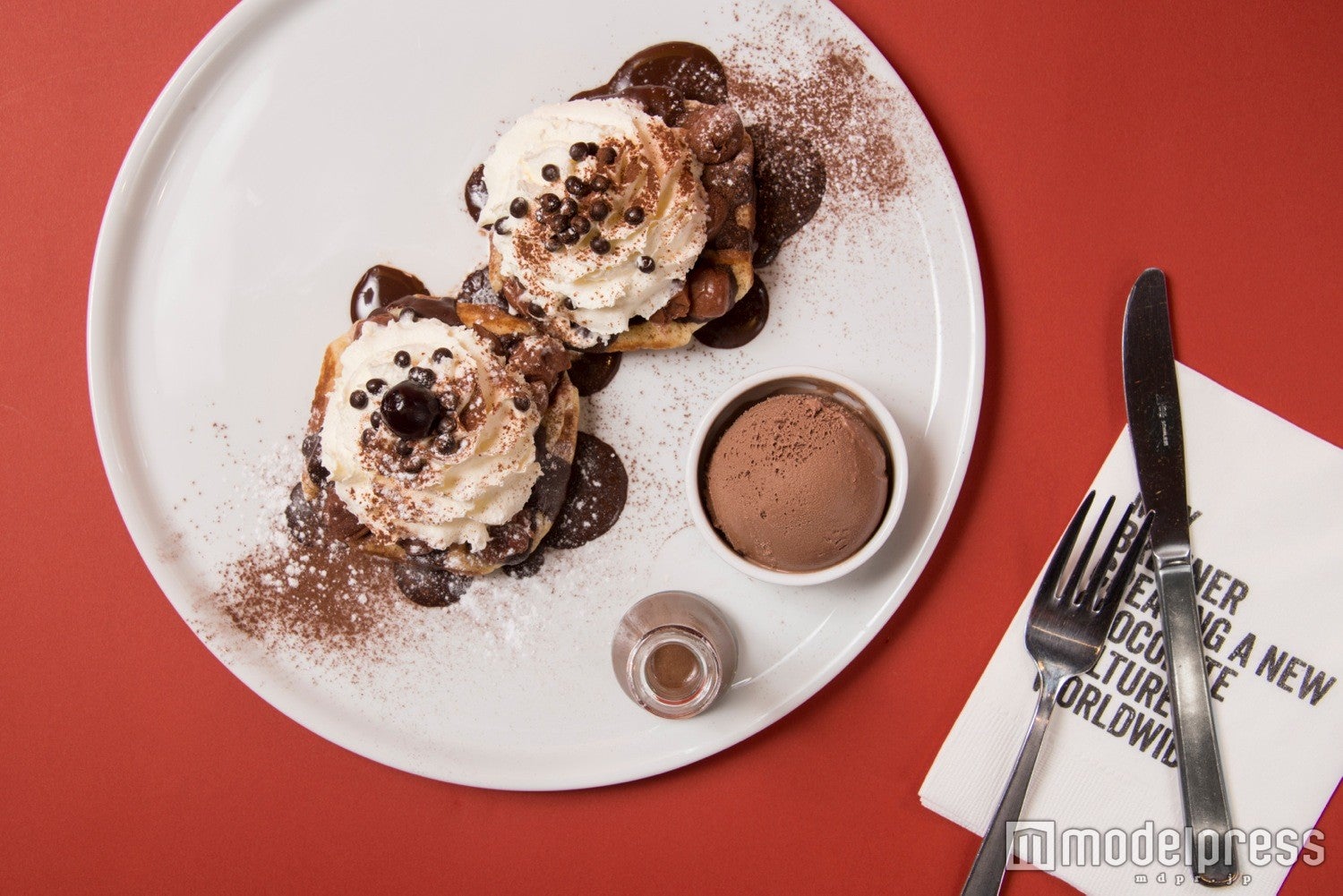 「ダークチェリーワッフル」1550円／画像提供：TRANSIT