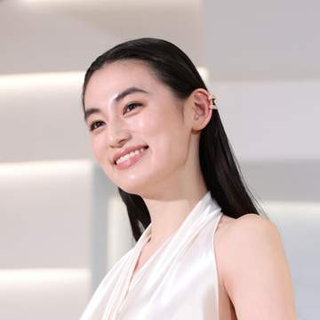凄っ！これが噂の10頭身 芸能界トップ級の170cm透明感女優 凄いドレスでイベントに現る 顔小さっ！ドレスどうなってるの？