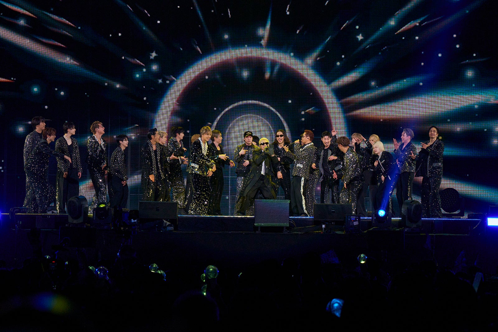 （左から）小林直己、EXILE NAOTO、堀夏喜、EXILE SHOKICHI、神谷健太、EXILE MATSU、浦川翔平、佐藤大樹、EXILE TAKAHIRO、EXILE TETSUYA、世界、VERBAL、EXILE AKIRA、EXILE ATSUSHI、EXILE MAKIDAI、EXILE ÜSA、藤原樹、岩谷翔吾、山本彰吾、陣、橘ケンチ※顔が見えるメンバーのみ記載（提供写真）