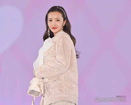 板野友美、ミニ丈×ロングブーツ姿で美脚際立つ 大人のガーリースタイルで登場【ガルアワ2025AW】