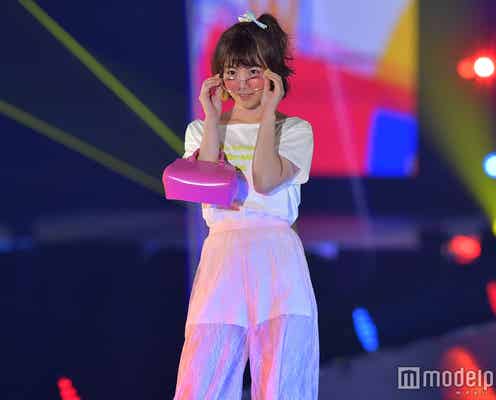 乃木坂46北野日奈子、“上目遣い”で魅了!ポップな夏ファッションで登場<GirlsAward 2017 S/S>