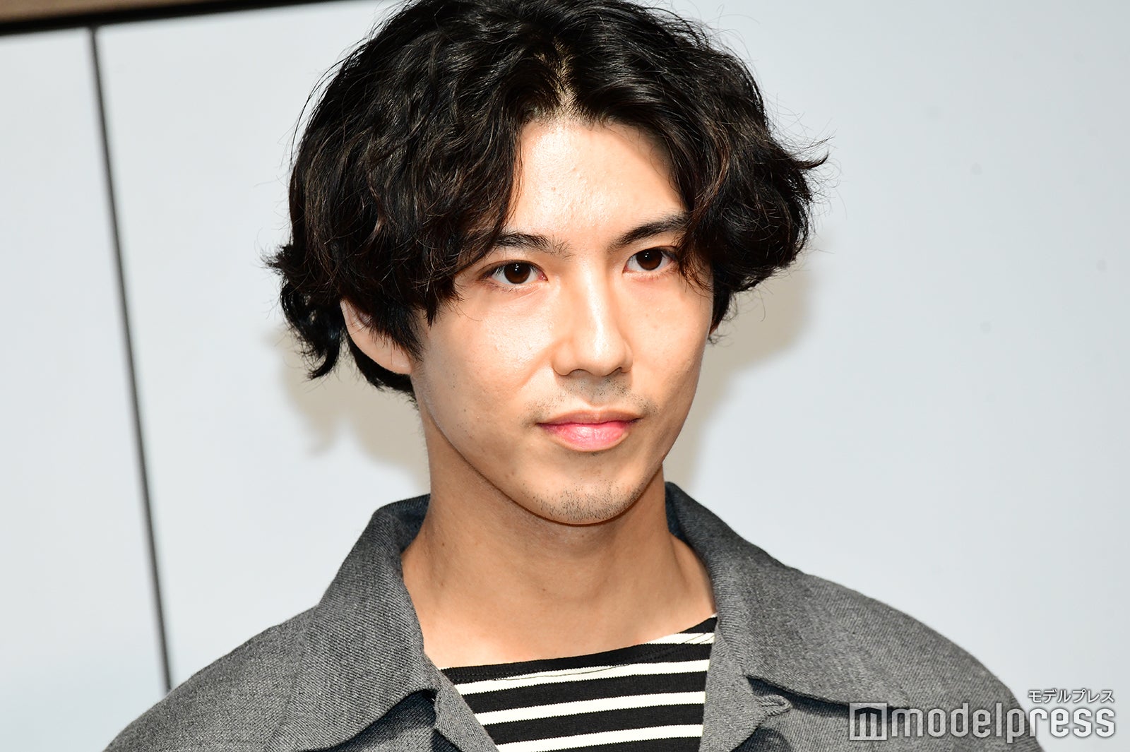 賀来賢人、山本舞香不在で「いないだけで寂しい」＜死にたい夜にかぎって＞