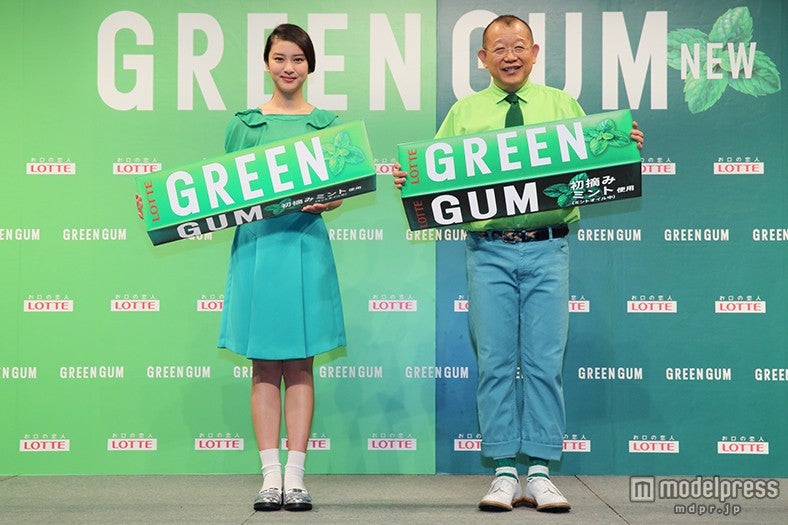 （左より）武井咲、笑福亭鶴瓶